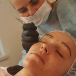 Angela Stugk zeichnet die Brauenform vor der Pigmentierung auf die Haut
